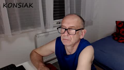 Snapshot of konsiak chatting on 10/19/25, 07:36 Komsiak online show from 10/19/25, 07:36