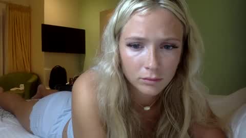 Snapshot of korinaluvv chatting on 10/14/25, 12:33 Korina online show from 10/14/25, 12:33