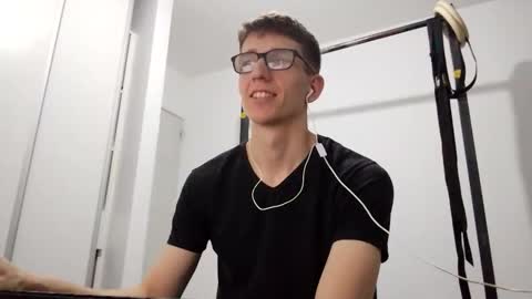 Facu online show from 12/16/25, 04:17