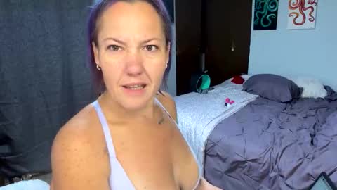 Snapshot of kreamyk420 chatting on 10/24/25, 04:14 kreamyk420 online show from 10/24/25, 04:14