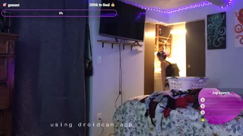 Snapshot of kreamyk420 chatting on 11/19/25, 01:44 kreamyk420 online show from 11/19/25, 01:44