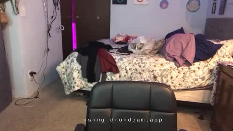 Snapshot of kreamyk420 chatting on 12/18/25, 05:02 kreamyk420 online show from 12/18/25, 05:02