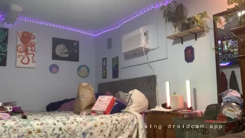 Snapshot of kreamyk420 chatting on 12/23/25, 07:17 kreamyk420 online show from 12/23/25, 07:17