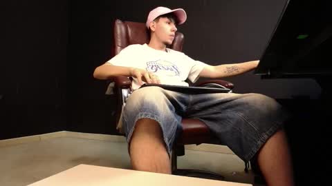 Snapshot of krewvaughn chatting on 10/17/25, 10:18 KrewVaughn online show from 10/17/25, 10:18