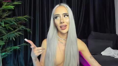 Kris the doll online show from 10/23/25, 10:52