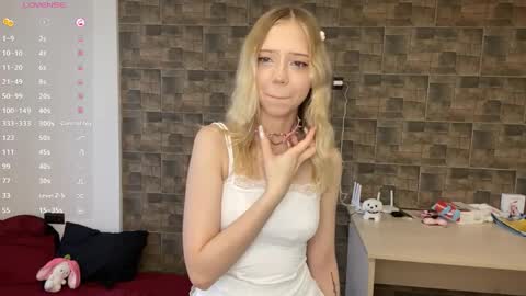 Snapshot of kristiancommes chatting on 05/22/26, 04:34 Alisa online show from 05/22/26, 04:34