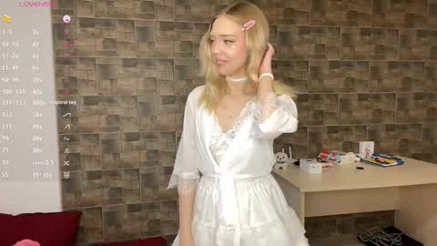 Snapshot of kristiancommes chatting on 05/24/26, 04:56 Alisa online show from 05/24/26, 04:56