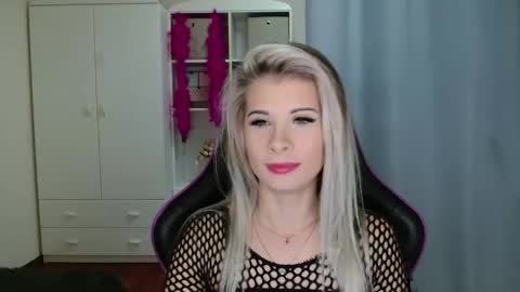 Snapshot of kristineamore chatting on 10/31/25, 07:42 KristineAmore online show from 10/31/25, 07:42