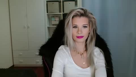 Snapshot of kristineamore chatting on 11/06/25, 07:42 KristineAmore online show from 11/06/25, 07:42