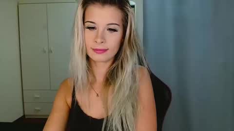 Snapshot of kristineamore chatting on 12/17/25, 03:29 KristineAmore online show from 12/17/25, 03:29