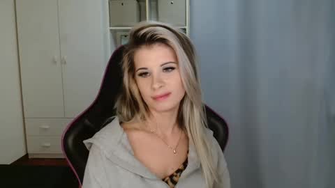 Snapshot of kristineamore chatting on 12/18/25, 07:31 KristineAmore online show from 12/18/25, 07:31