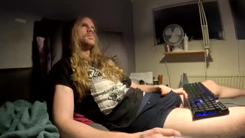 Snapshot of krullz123 chatting on 12/16/25, 10:26 Krullz online show from 12/16/25, 10:26