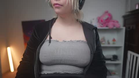 Snapshot of krystalsyxx chatting on 01/20/25, 08:29 Krystal Syx online show from 01/20/25, 08:29