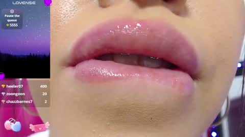 Snapshot of krysten_ritter2 chatting on 12/07/24, 11:18 krys online show from 12/07/24, 11:18
