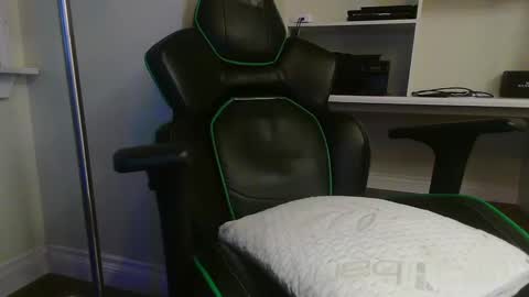 Snapshot of kt12369 chatting on 12/13/24, 07:25 Kevin online show from 12/13/24, 07:25