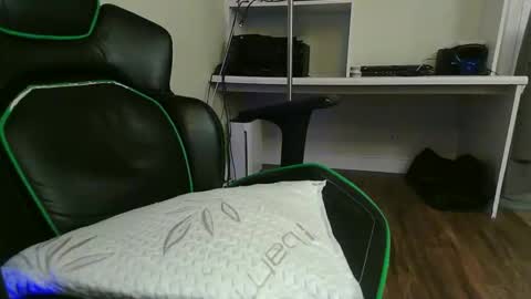 Snapshot of kt12369 chatting on 10/17/25, 07:11 Kevin online show from 10/17/25, 07:11