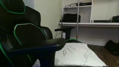 Snapshot of kt12369 chatting on 10/24/25, 06:54 Kevin online show from 10/24/25, 06:54