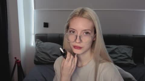 Bella and Alexandra online show from 12/18/25, 10:32