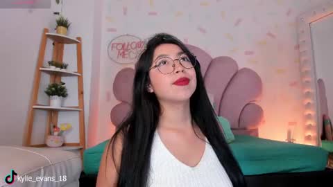 Snapshot of kylie_evans_18 chatting on 07/16/26, 11:11 Kylie online show from 07/16/26, 11:11