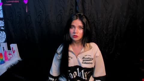 Snapshot of kylie_foxx1 chatting on 12/28/24, 01:29 submissive demon Please help me to reach 500 thumbs up online show from 12/28/24, 01:29