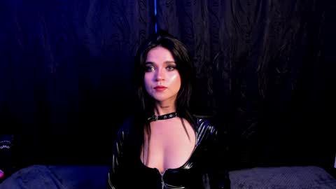 Snapshot of kylie_foxx1 chatting on 01/27/25, 10:49 submissive demon Please help me to reach 500 thumbs up online show from 01/27/25, 10:49