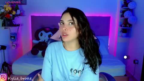 Snapshot of kylie_hottt_ chatting on 12/24/24, 04:00 k ylie online show from 12/24/24, 04:00