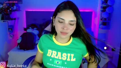 Snapshot of kylie_hottt_ chatting on 12/27/24, 12:07 k ylie online show from 12/27/24, 12:07