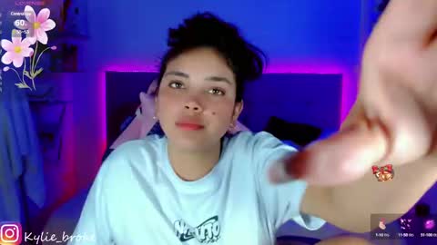 Snapshot of kylie_hottt_ chatting on 01/08/25, 03:29 k ylie online show from 01/08/25, 03:29