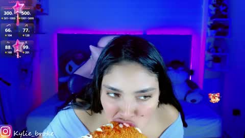 Snapshot of kylie_hottt_ chatting on 01/17/25, 12:42 k ylie online show from 01/17/25, 12:42
