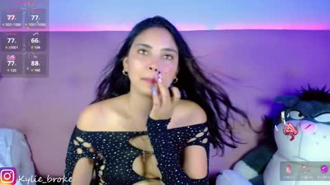 Snapshot of kylie_hottt_ chatting on 02/02/25, 12:30 k ylie online show from 02/02/25, 12:30