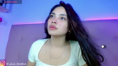 Snapshot of kylie_hottt_ chatting on 02/04/25, 03:22 k ylie online show from 02/04/25, 03:22