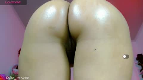 Snapshot of kylie_hottt_ chatting on 03/02/25, 12:20 k ylie online show from 03/02/25, 12:20