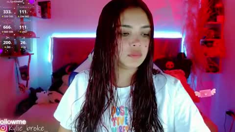 Snapshot of kylie_hottt_ chatting on 10/20/25, 10:10 k ylie online show from 10/20/25, 10:10