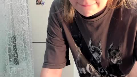 Snapshot of kylieblond chatting on 01/09/25, 10:41 Din online show from 01/09/25, 10:41