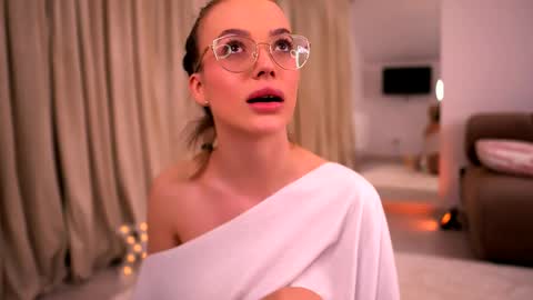 Snapshot of kyliejoyce chatting on 05/19/26, 01:56 Kylie online show from 05/19/26, 01:56