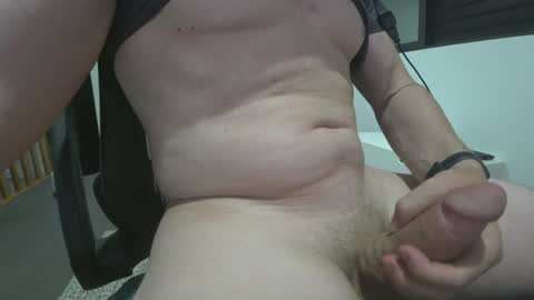 Snapshot of l00tz chatting on 02/02/25, 12:13 l00tz online show from 02/02/25, 12:13