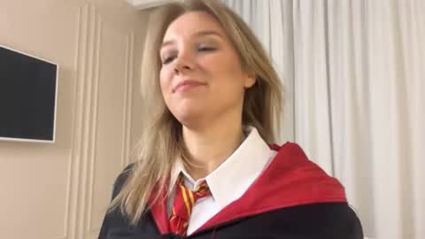 lina online show from 10/15/25, 10:21