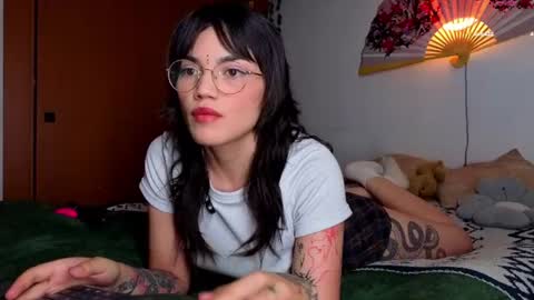 Snapshot of la_briela chatting on 07/24/26, 04:21 Help me reach 50 likes online show from 07/24/26, 04:21