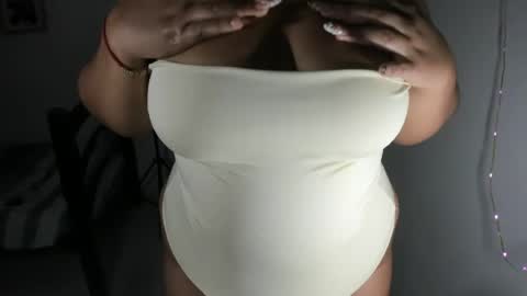Snapshot of la_pequena_culona chatting on 05/23/26, 01:11 la_pequena_culona online show from 05/23/26, 01:11