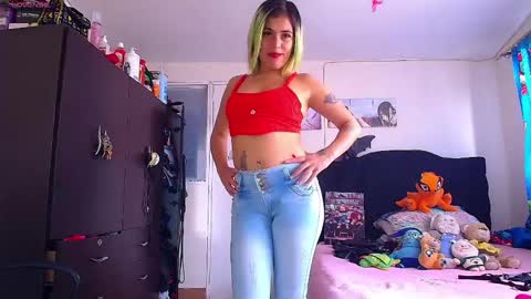 Snapshot of lacolombiana_bitch chatting on 05/20/26, 08:15 Valentina online show from 05/20/26, 08:15