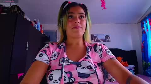 Snapshot of lacolombiana_bitch chatting on 06/02/26, 08:00 Valentina online show from 06/02/26, 08:00