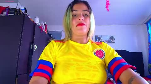 Snapshot of lacolombiana_bitch chatting on 06/17/26, 09:16 Valentina online show from 06/17/26, 09:16