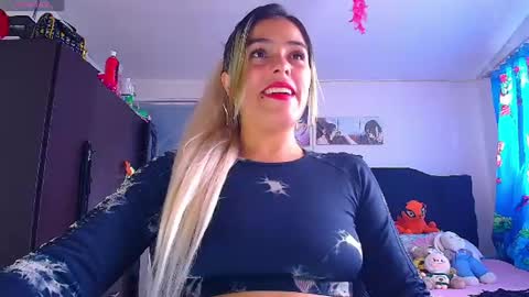 Snapshot of lacolombiana_bitch chatting on 07/08/26, 08:13 Valentina online show from 07/08/26, 08:13