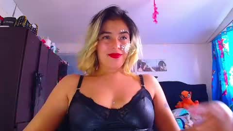 Snapshot of lacolombiana_bitch chatting on 07/23/26, 08:18 Valentina online show from 07/23/26, 08:18