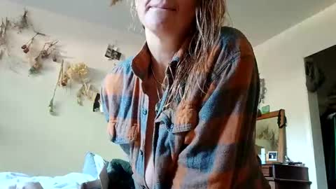 Snapshot of lacybell chatting on 09/25/25, 04:11 lacybell online show from 09/25/25, 04:11