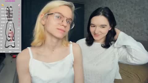 Snapshot of lacyedison chatting on 05/11/26, 07:00 Violet and Isabel online show from 05/11/26, 07:00