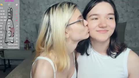 Violet and Isabel online show from 07/28/26, 08:52