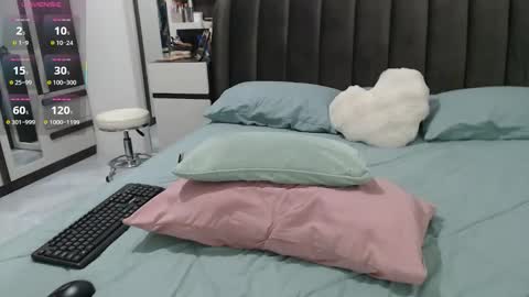Snapshot of ladii_mia chatting on 04/28/26, 07:41 Mia online show from 04/28/26, 07:41