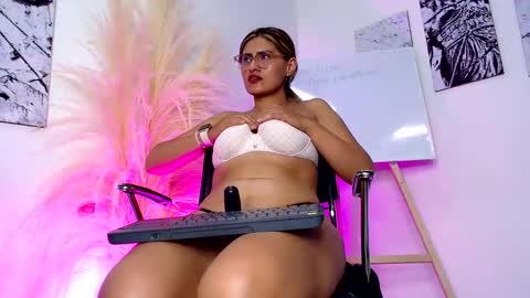 Snapshot of lady_falcon chatting on 01/16/25, 07:49 LADY  online show from 01/16/25, 07:49