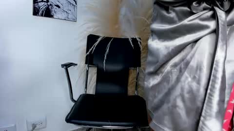 Snapshot of lady_falcon chatting on 01/25/25, 05:07 LADY  online show from 01/25/25, 05:07